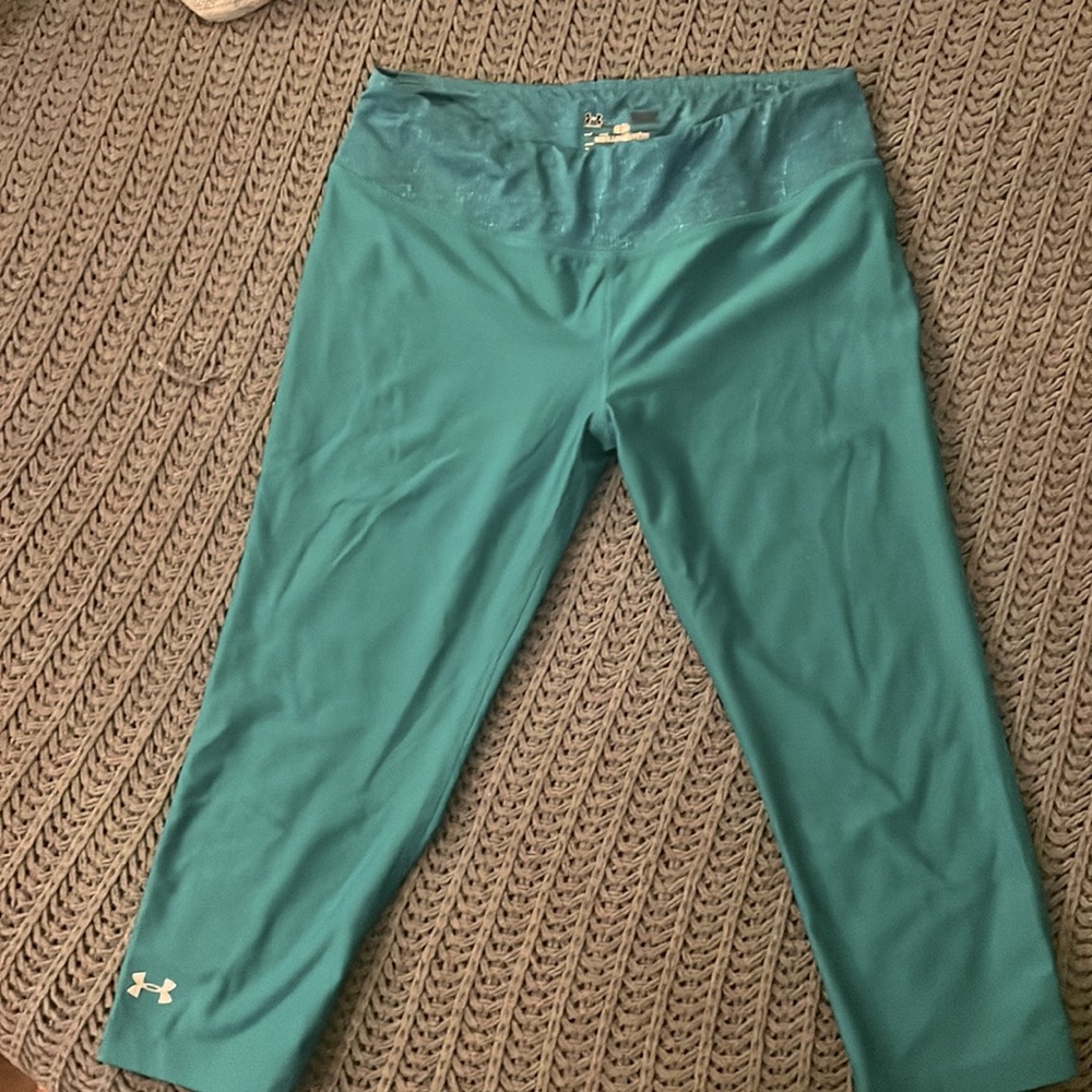 Under Armour heat gear mid rise workout capris